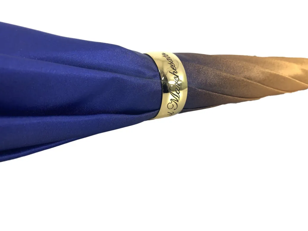 Bellissimo ombrello doppio tessuto in un lussuoso raso blu