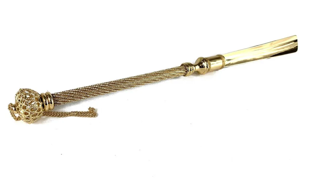 Elegante calzascarpe tempestato di migliaia di cristalli