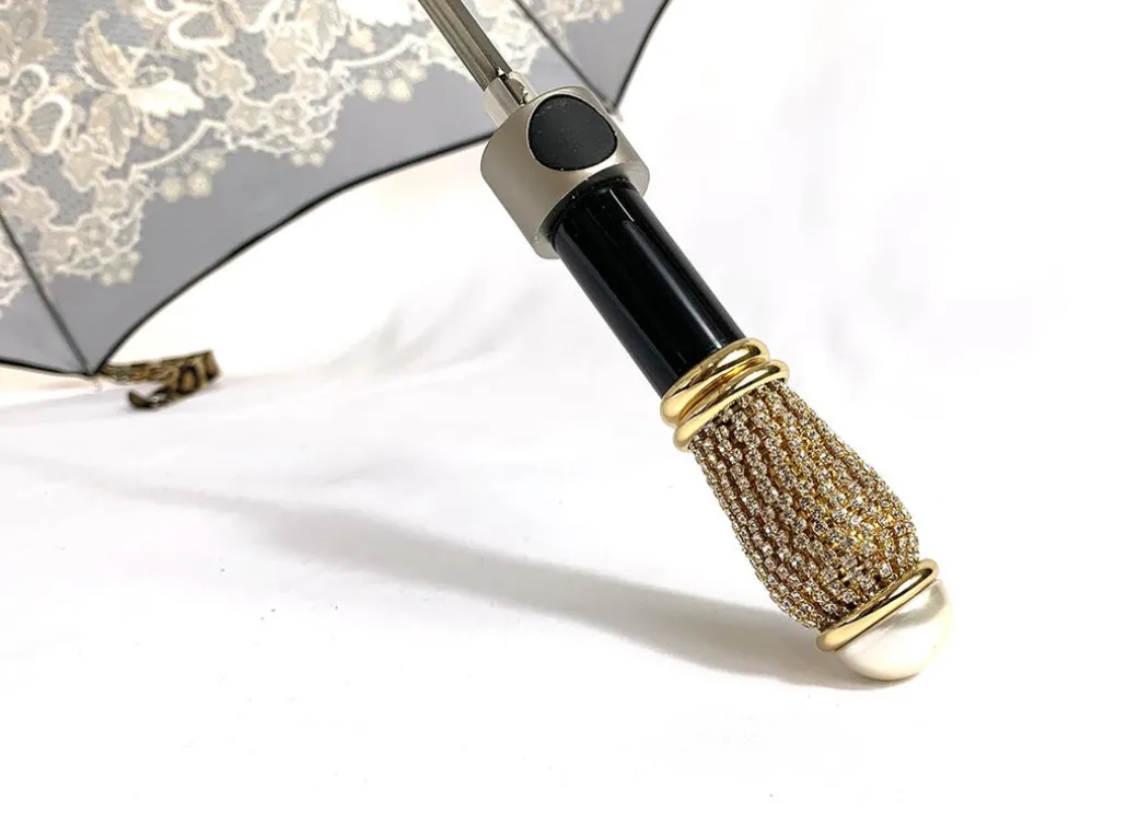 Elegante ombrello con disegno in pizzo e leopardo