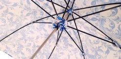 Elegante ombrello da sole Con motivo ghirigoro Su Sfondo Bianco