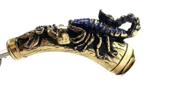 Impugnatura esclusiva con scorpione dorato 24K e abbellito con cristal