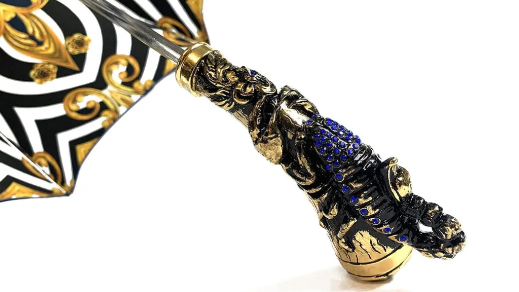 Impugnatura esclusiva con scorpione dorato 24K e abbellito con cristal