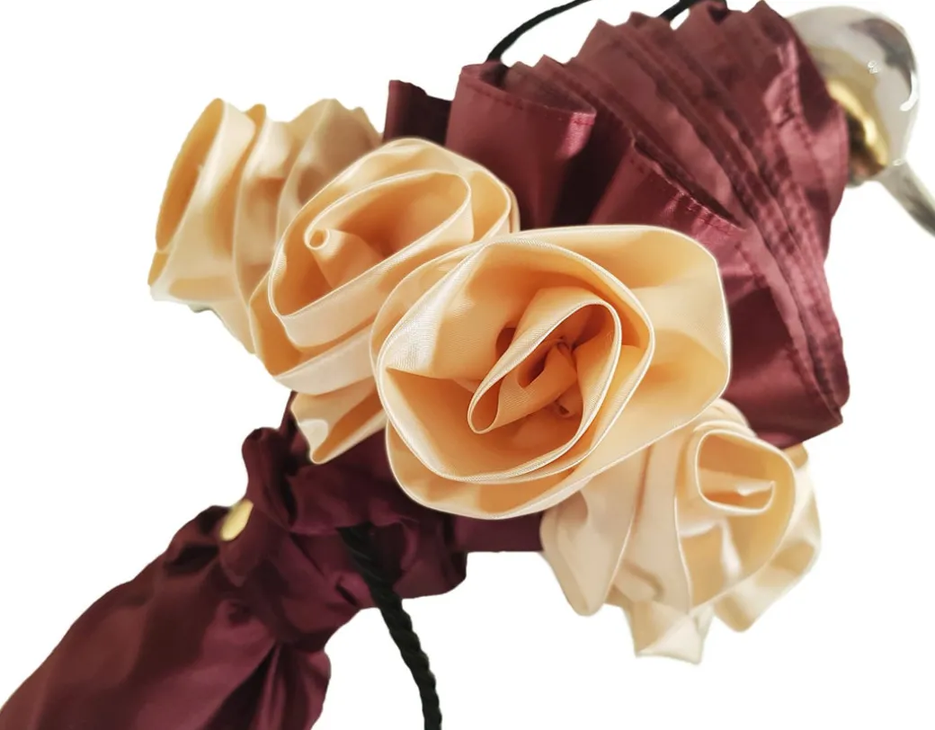 Ombrello con volant e rose bordeaux