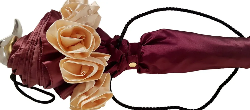 Ombrello con volant e rose bordeaux