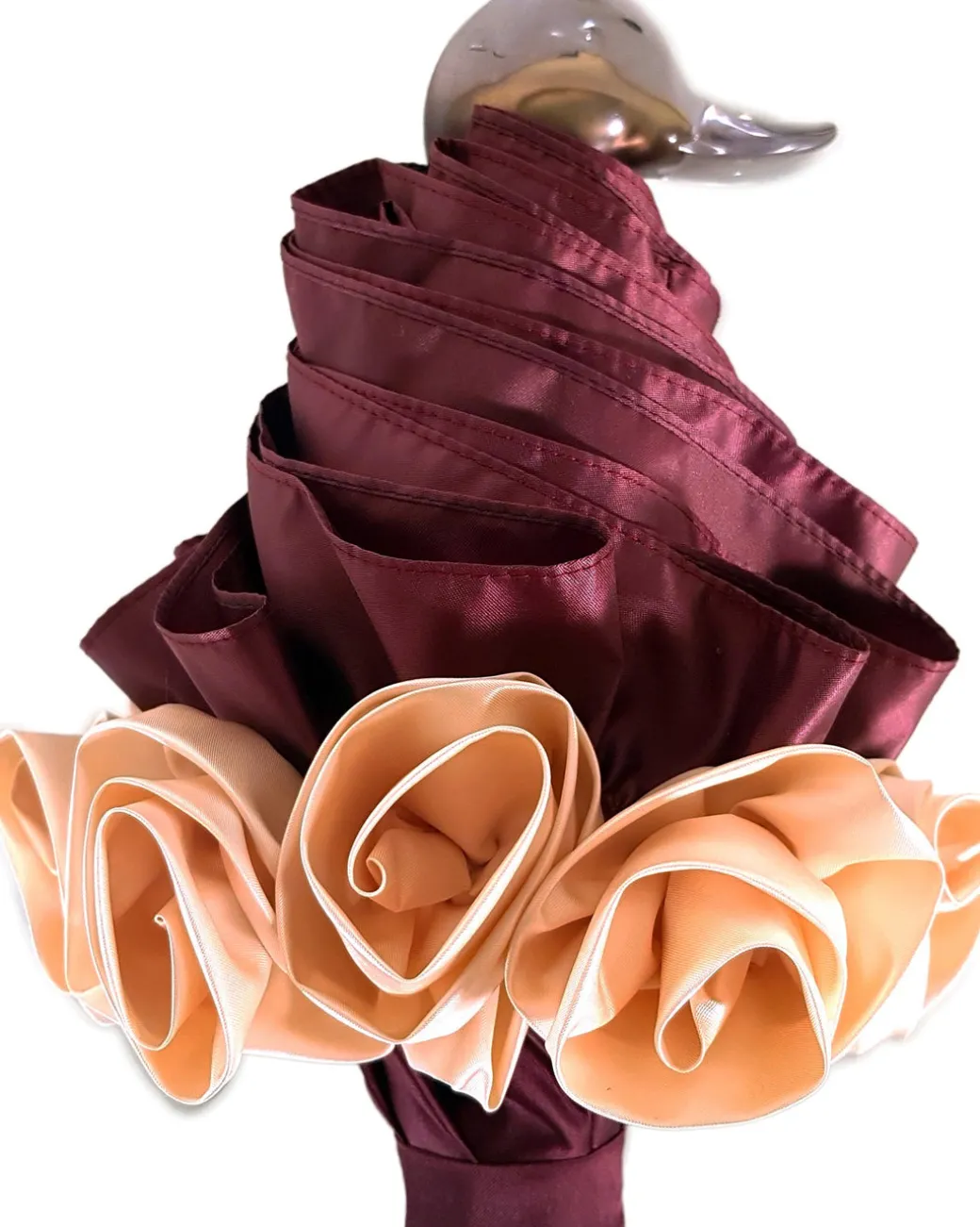 Ombrello con volant e rose bordeaux